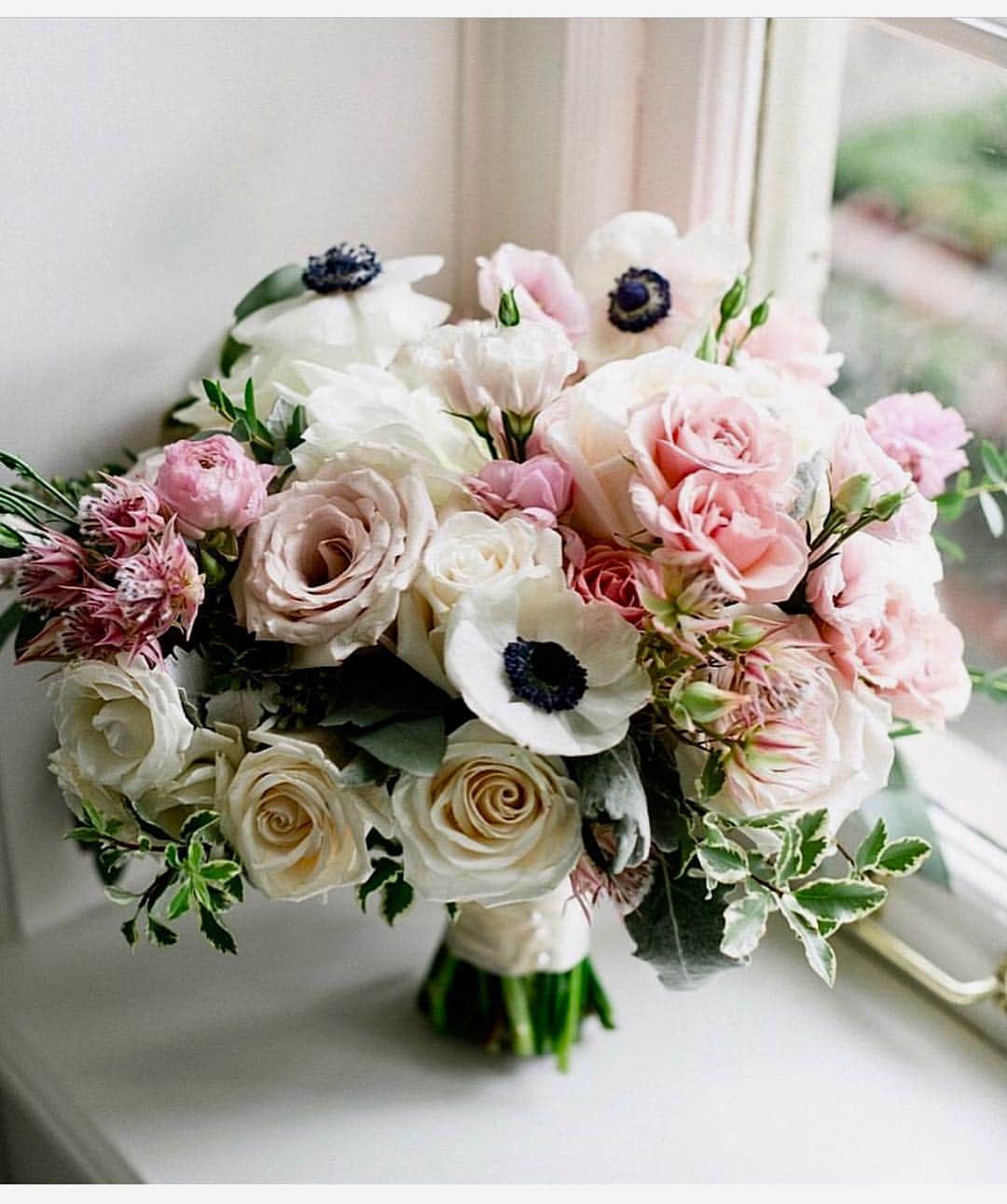 WEDDING APPARELのインスタグラム：「Love this bouquet 💐 💐 @rachelaclingen 📸📸」