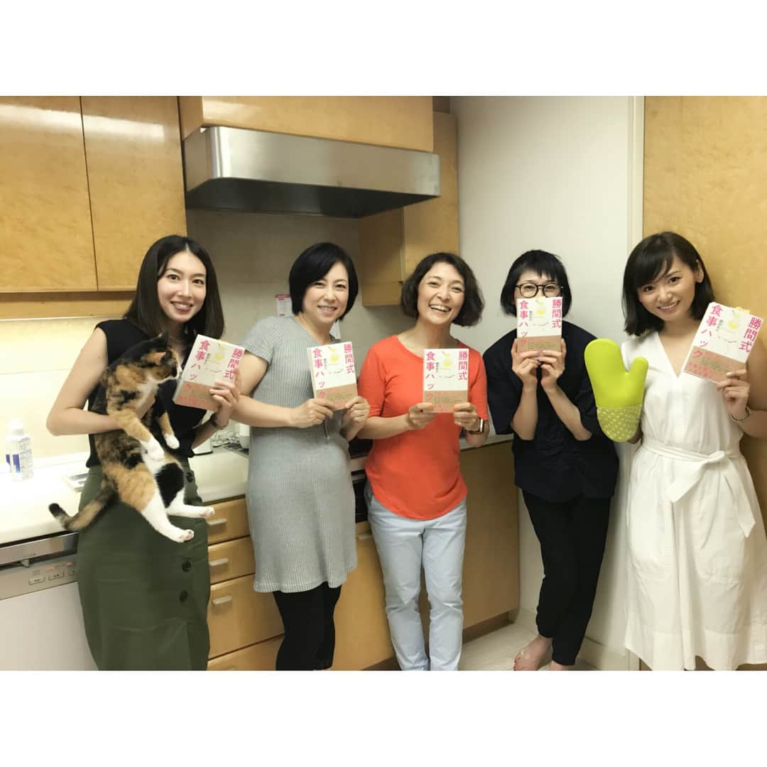 小林恵美のインスタグラム：「Enjoyed having a homemade lunch and playing ping pong 🏓✨ #バラダン月曜女子メンバーと立花胡桃さんで#勝間和代さんのお家でランチ#からの卓球大会#楽し過ぎた❤️ #勝間さんの新刊#勝間式食事ハック#読んで料理の勉強するぞ📝」