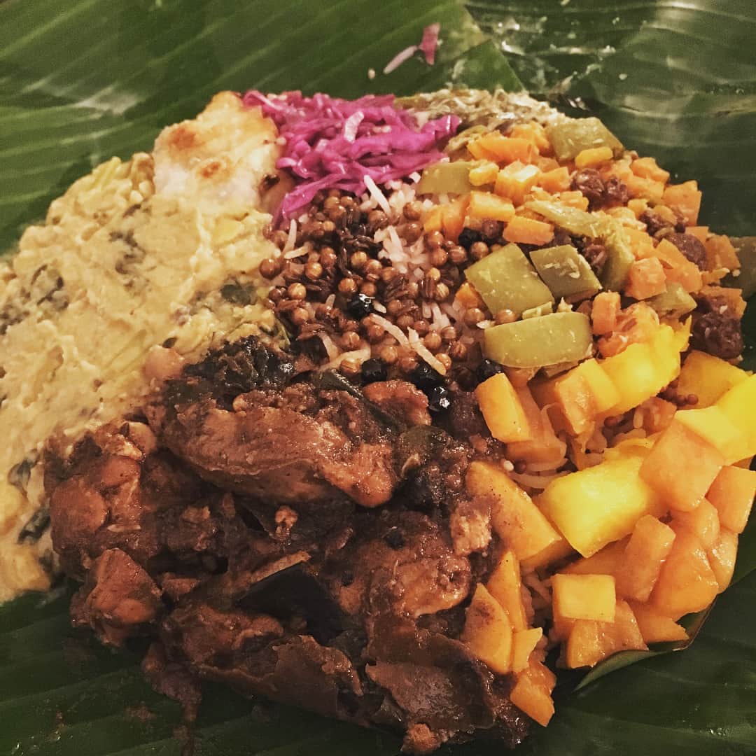 azumiのインスタグラム：「ひょんなことから知り合った #マジョラムカレー の可愛い娘ちゃんから先日カレーのお裾分けを頂いた！バナナの皮で包まれたカレーのお弁当のようでとーっても嬉しかったです✨カレーの美味しさはもちろん、おばんざい風の副菜がスパイシーで美味しかった〜😋本当にありがとう！ マジョラムちゃんは初めて会った時、カレーの話をしばらくした後「あずみさんってあのあずみさんですか？」と唐突に尋ねてきて「どのあずみさんでしょ？笑」と聞いたら「昔から聴いてます！」と言ってくださいました。嬉しいですね笑 #dancyu にも載ってました♫ #あずカレー #カレーはカレー好きを呼ぶ #wyolica」