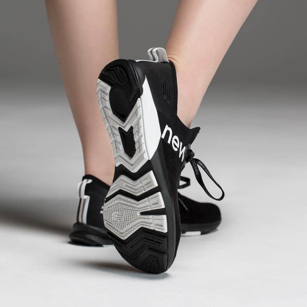New Balance Japan Women のインスタグラム：「FUEL CORE NERGIZE W TB スポーツからカジュアルまで幅広く活躍する大人気の女性用バーサタイルモデル「NERGIZE」を、よりスタイリッシュにリファイン。アッパーとシューレースにブランドロゴを大胆に配し、秋冬シーズンに映える風合い豊かな起毛素材とパンチングスエードアッパーで登場。8/17(金)発売。  #NB#newbalance#ニューバランス#nergize」