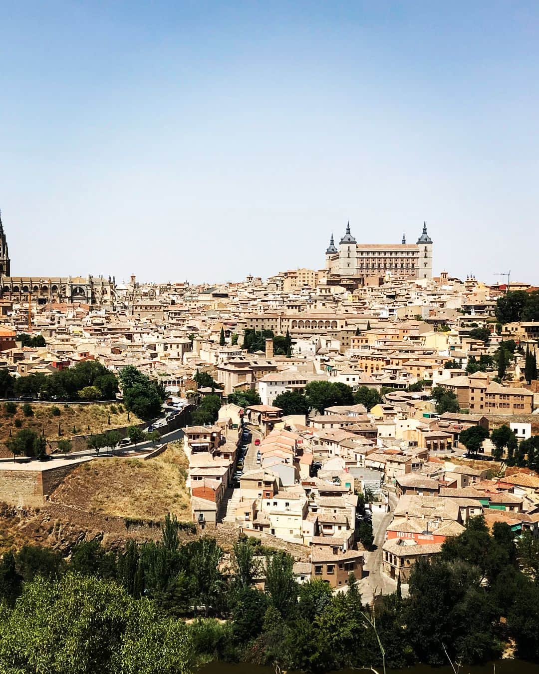 比嘉愛未さんのインスタグラム写真 - (比嘉愛未Instagram)「トレドの街へ⛪️✨ スペインはどこを撮っても絵になるから 写真がいっぱい笑 #Spain #trip」8月8日 11時45分 - higa_manami