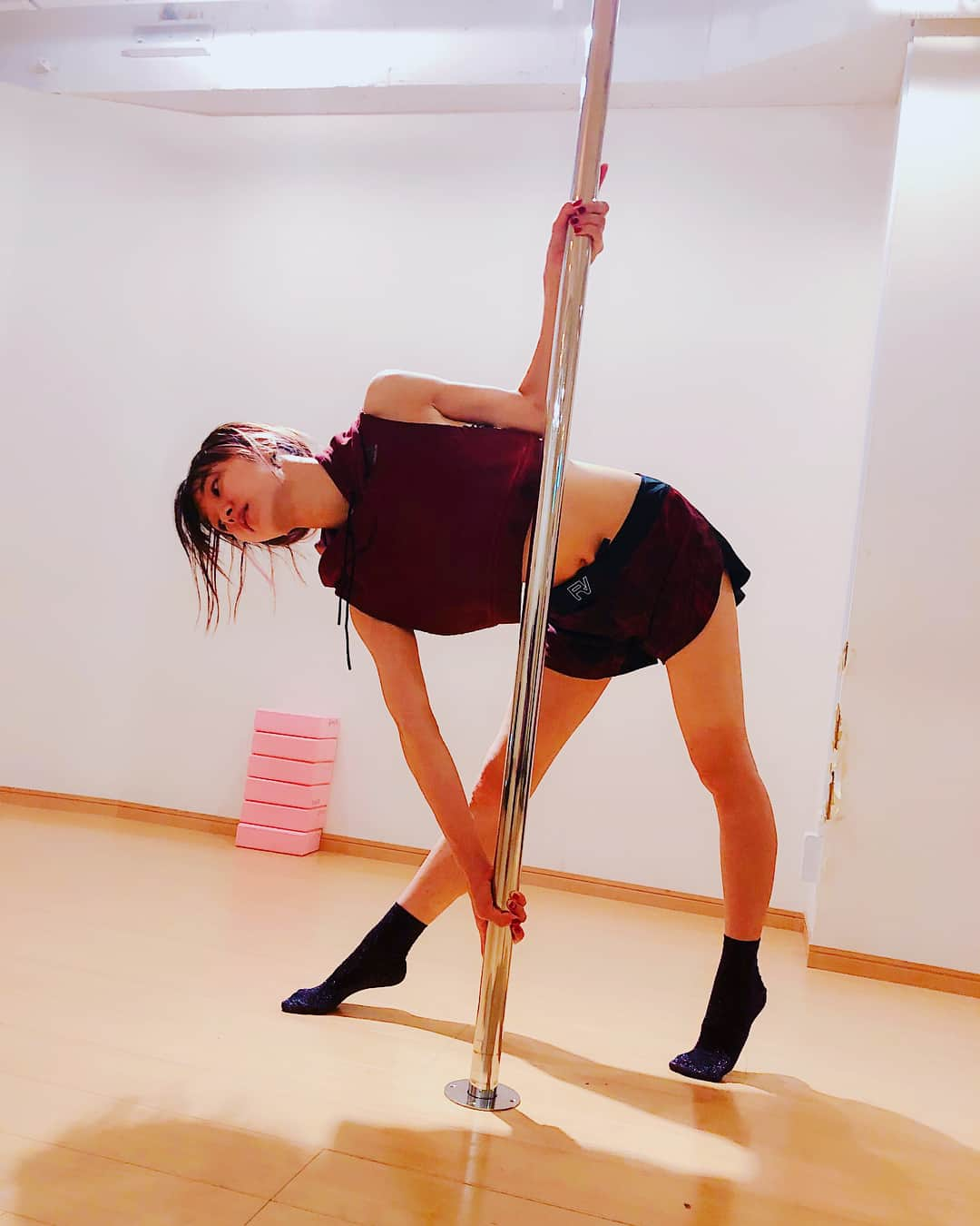 LiSAさんのインスタグラム写真 - (LiSAInstagram)「ポールダンス楽しい⠒̫⃝ セクシーカッコいいの極み momoさん @momomc_showdancer の素晴らしさを実感中。 #poledance #セクシー習得中 #かっこいい身体習得中 #エロかっこいい女性になれるのか」8月8日 11時47分 - xlisa_olivex