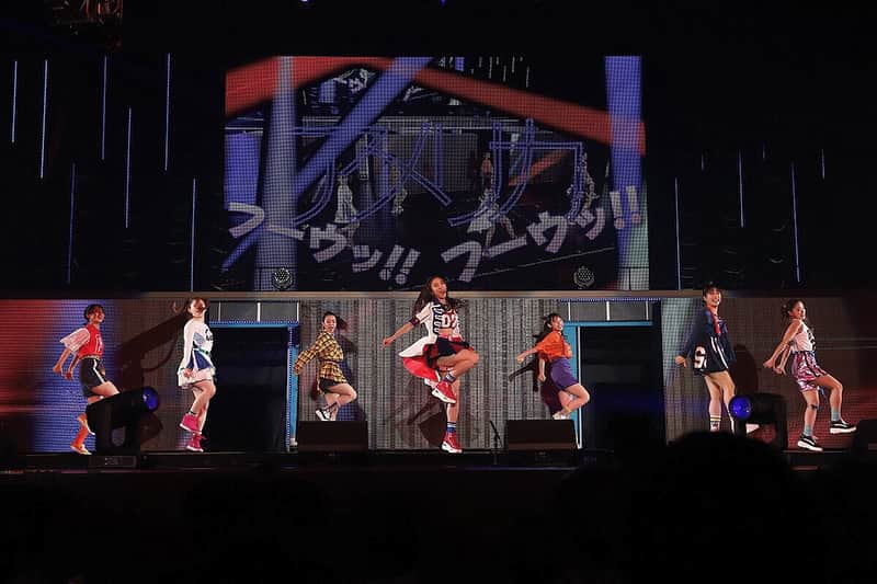 須田亜香里さんのインスタグラム写真 - (須田亜香里Instagram)「U.S.A.＋B.＝B.U.S.A. 先日のAKB48グループ感謝祭での写真と動画の一部。DA PUMPさんがダサかっこいいダンスで多くの方を楽しませているので、僭越ながら私はそこに乗っかってブサかっこいいを攻めさせていただきました！ ネーミングやコンセプトはとてもふざけましたし、48グループのコンサートソロコーナーとしては遊び心満点でしたが心の中では大真面目。 AKB48グループ感謝祭ではここ何年かは16位以内で選抜入りするとソロで尺をいただいて歌えるコーナーがあるのですが、自分が出て喜んでくれる人なんているのかな？とかすぐ不安になってしまう私だからこそ、皆が楽しいものをやりたい！と何日も悩んでいた時にこれだ！と思ったパフォーマンスがこちら。 慣れない曲だからこそコールをモニターに全部表示したり、会場全員が楽しめるようにこだわりました。 その分、帰りのお見送りは須田推しの皆様には特別にパフォーマンス中の私を待ち受け画像にしてプレゼントさせてもらいました^^ #USA #ブサかっこいい #akb48グループ感謝祭 #横浜アリーナ」8月8日 11時52分 - akarisuda