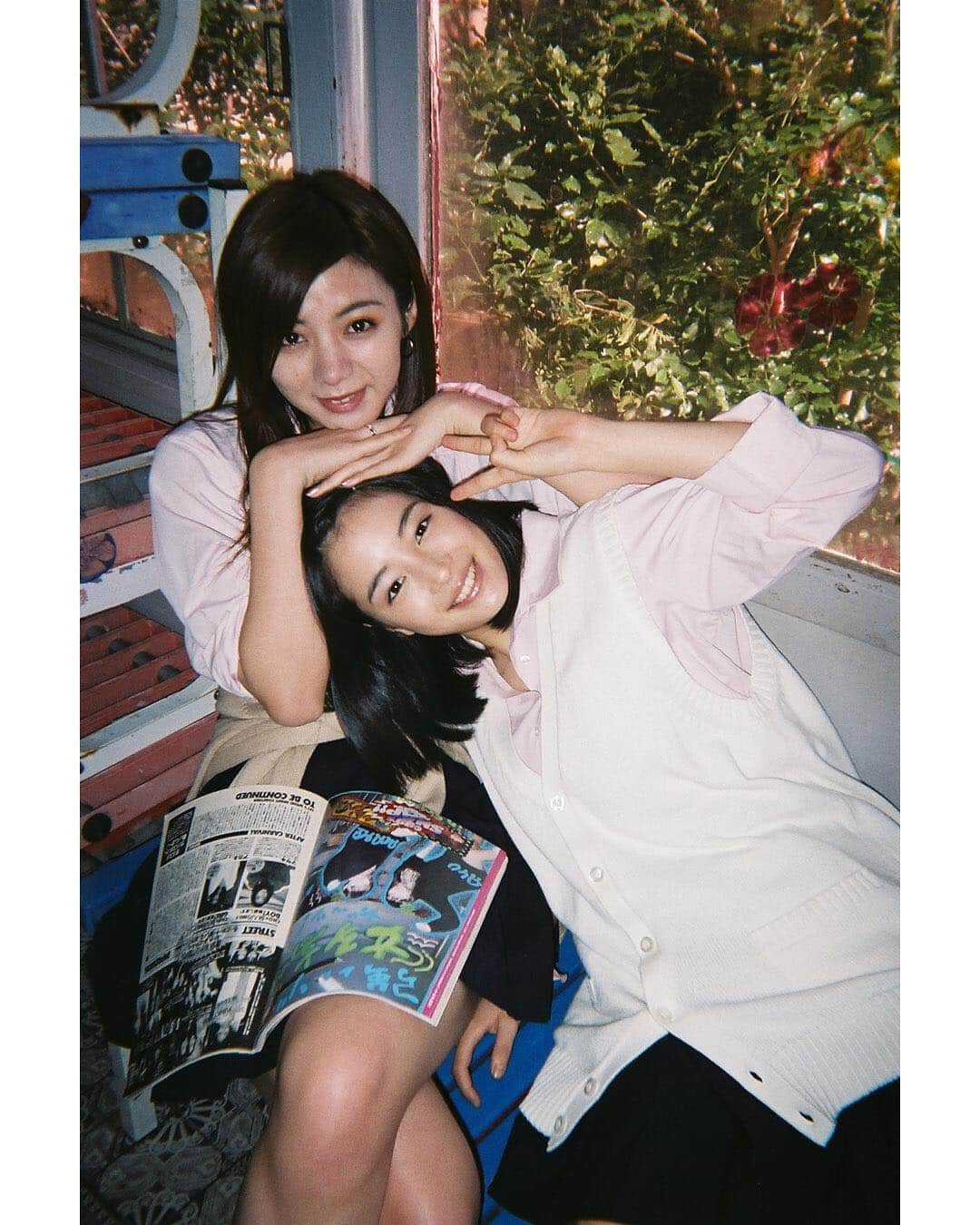 のインスタグラム：「. 🌺今日の写ルンです 奈美と奈々 . #パねぇ #超MD #今日の写ルンです #写ルンです #フィルム普及委員会 #写ルンですのある生活 #90年代 #1990s #90s #1990 #懐かしい #filmphoto #omoidefilm #広瀬すず #池田エライザ #映画SUNNY　#SUNNY #映画サニー #サニー  #強い気持ち強い愛」