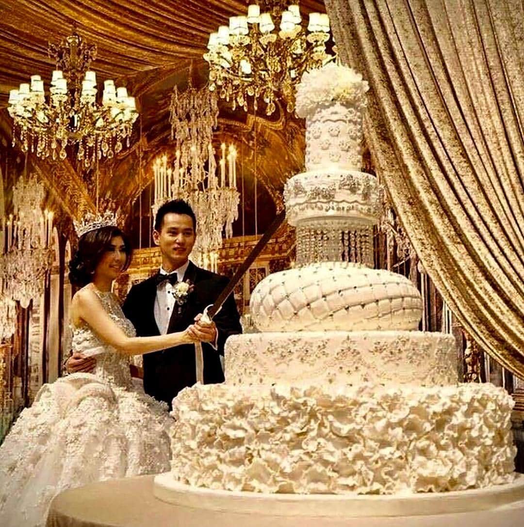 WEDDING APPARELさんのインスタグラム写真 - (WEDDING APPARELInstagram)「Biggest cake ever!!! @wedding.pages」8月8日 3時26分 - weddings