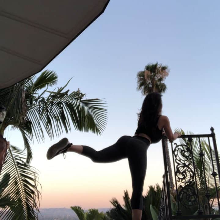 デニス・ミラーニのインスタグラム：「Outdoor fitness has always been my thing🌴😎」
