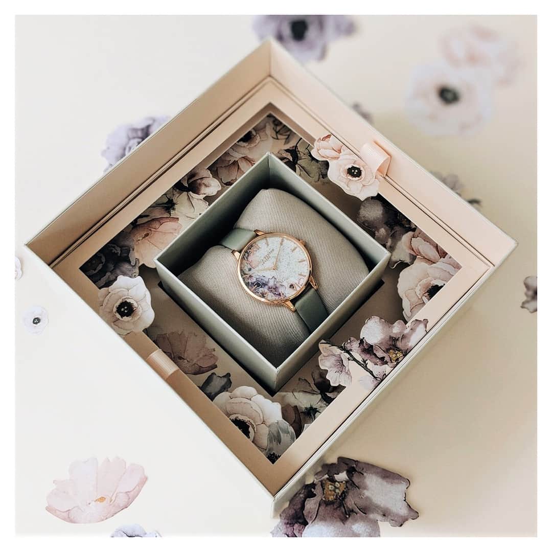 Olivia Burtonさんのインスタグラム写真 - (Olivia BurtonInstagram)「We know how important it is to have something unique and special - that’s why we've created our first ever collector’s edition styles!  2 exclusive semi-precious designs; lovingly engraved & beautifully presented in our first ever art-box (packaging so good, it doubles up as art) 🌸 With just 350 of each style, when they're gone they're gone forever, so hurry — they won’t be around for long ✨  Available exclusively at Olivia Burton, and in store @theofficialselfridges and @harveynichols ✨ [🔎OB16SP04, OB16SP05] #OliviaBurton #Collectables」8月8日 5時15分 - oliviaburtonlondon