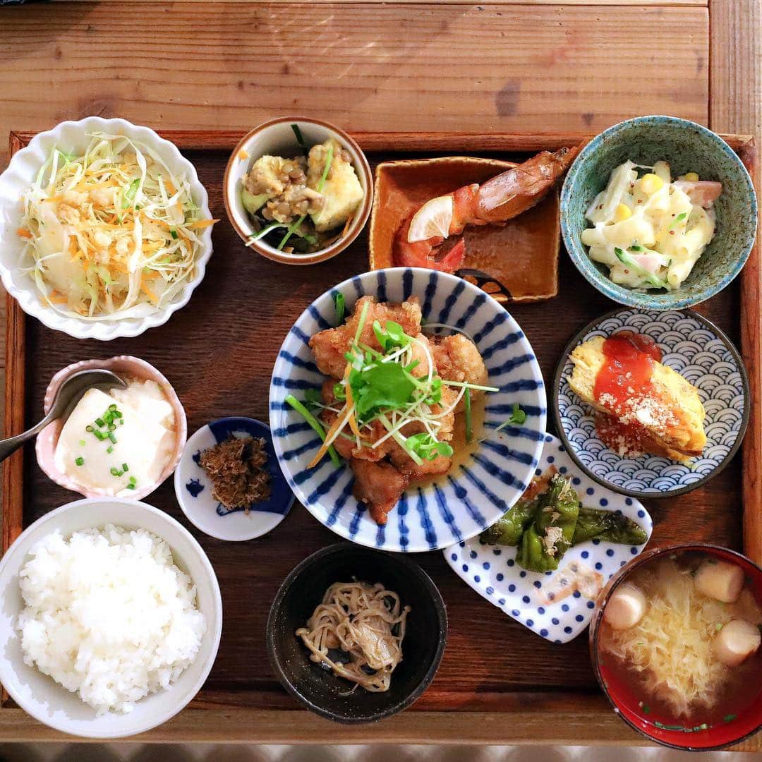 きょん。さんのインスタグラム写真 - (きょん。Instagram)「. .  古民家 そらＣａｆｅ  頭すれすれの ロフト席に座って 数年ぶりの そらランチ。  訪れる人を 眺めていると “世代を超えて愛される”の意味を 実感することができました。  #古民家そらＣａｆｅ #lunch#gohan#osaka」8月8日 7時23分 - kyon_tokiiro