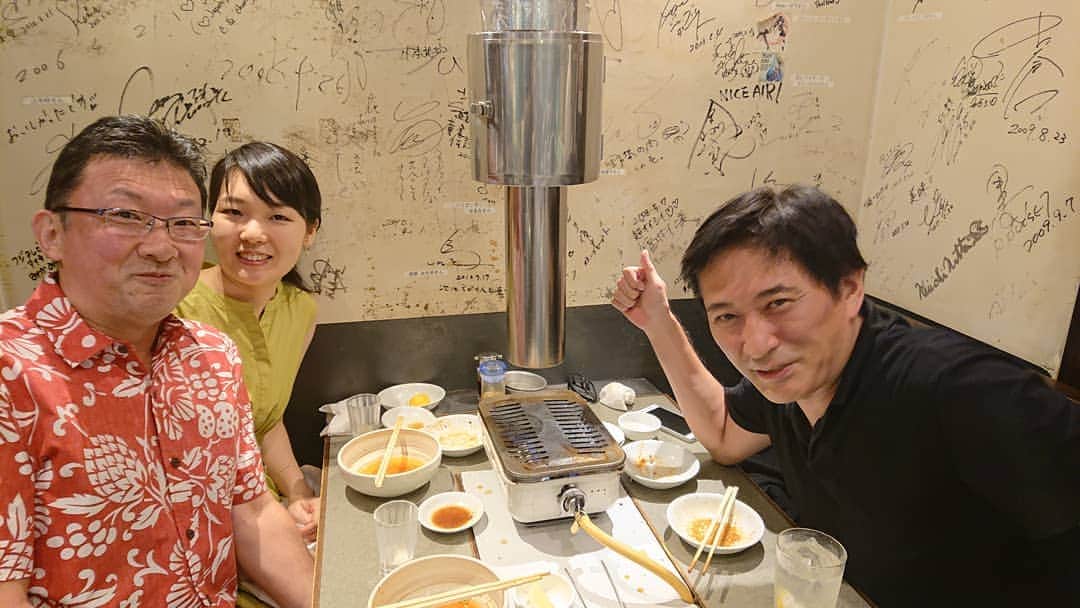 藤岡幸夫のインスタグラム：「明日本番の日本フィルのベースの客演首席の読響ソロ首席の石川滋さんと奥様の沙帆さん。滋さんは慶応大の１年後輩で彼は卒業後に米国に留学(僕は英国)で大の仲良し。２２歳！！も若い奥様と新婚ほやほやでかなり悔しいけど…まぁいいや…以前からお祝いする約束してて昨日はリハ後に笑いっぱなしの宴会。リハいい感じできてます。今日からの精力つてきた。ところで 僕の周りの音楽家の方々は奥様が新しい人が多くてうらやま………(^-^; 僕なんか一つ歳上のかみさんにこの２９年間諸々バレバレですが…奇跡的に仲良くしておりますのも…赦す事が愛 に感謝しております。 かみさんの初対面の方への挨拶は 「フジオカの最初の妻でございます。まだ現役でございます」…」