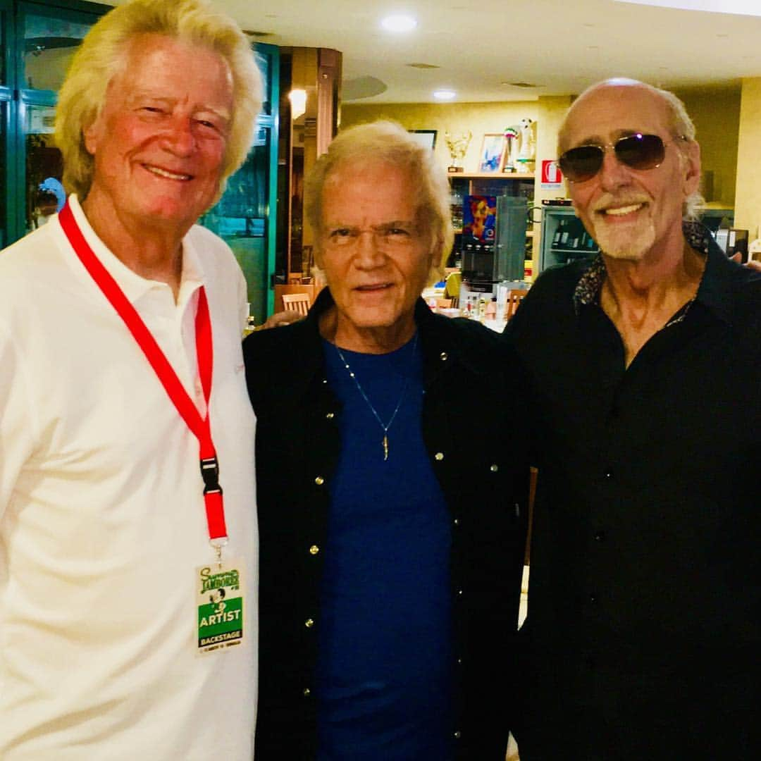 デイビット・マークスのインスタグラム：「Dean Torrence, Brian Hyland, Me at Senigallia Summer Jamboree. Thanks Chris Farmer for the picture #summerjamboree #senigallia #surfcityallstars #thebeachboys #davidmarks #deantorrence #jananddean #brianhyland #goldenoldies」