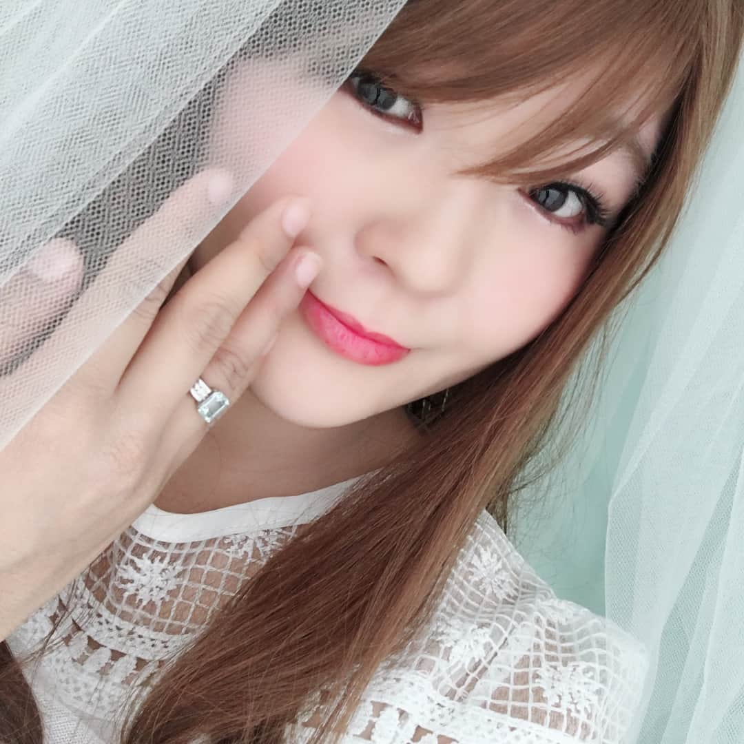 はらさんのインスタグラム写真 - (はらInstagram)「＊ ＊ ＊ ☆ゆにばーす はらの コンプレックスの数ほど美人になれる #詐欺メイク☆  本日から書店で販売開始‼️‼️‼️ ✨✨🎊✨🎊٩( ᐛ )و✨🎊✨🎊✨✨ イェエエエエエエエエエエエエエエエエエエエエエエエエエエエエエエエエエエエエエエエエエエエエエエエエエエエエエイ！！！！！！！！！！！ 随時店頭販売予定なので、 まだの店もあるから待っててね！ ネットでも予約できます✅ プロフィールからURLで飛べます！  ネットは嘘情報が多いですが、 わたしが直接伝えれる、知っている術はこの本に載せました！ 順番なども画像付きで載せてます！ メイク本ですが、自撮り術も少し入れてもらいました！📸✨ 他にもあの女優さんと対談をしてコンプレックスを聞いたり、相席スタートのケイさんを10歳若返りメイクしたり💄٩( ᐛ )و ケイさんもちょいどいいブスのススメという本を出版されています！  川瀬からも自撮り写真についてコメントもらいました📝 少しでも気になったら是非買ってみてください！٩( ᐛ )و  あと、 全国単独ライブツアーをしていて 残りは8/12の湘南、8/23大阪、9/24の札幌 ストーリーにチケットの買い方載せてるので気になったら👀！ 本を出しませんかと一番に声をかけてくれた世界文化社さん、携わってくれた関係者の皆様！！ ありがとうございます！！！！！ イェエエエエエエエエエエエエエエエエエエエエエエエエエエエエエエエエエエエエエエエエエエイ！！！！ 🎊✨🎊٩( ᐛ )و✨🎊✨🎊✨ #本出版 #ゆにばーすはらの欠点の数ほど美人になれる #詐欺メイク #世界文化社 #コンプレックス #相席スタート #ケイさん #ちょうどいいブスのススメ #ケイさんはブスだけど綺麗 #女優さん #対談 #川瀬名人  #コメント #スキンケア #詐欺写真 #撮り方 #メイク道具 #購入者限定イベントあり #٩( ᐛ )و #三代目jsoulbrothers  #山下健二郎さん #NAOTOさん #yeahhhhhh!!!!!!!!! #単独ライブツアー #熟成明太子」8月8日 12時23分 - univershara