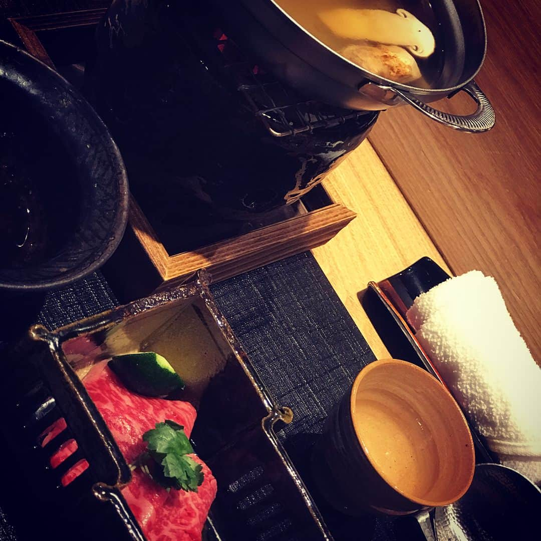 花奈澪さんのインスタグラム写真 - (花奈澪Instagram)「なみお的ベストオブ肉料理のお店で エネルギー補充の夜。 ひたすら肉と松茸、肉と松茸。と肉と。 たまには贅沢！ 充電完了。 最近はアクションがんばってる夏。 もっとがんばる夏。」8月8日 10時53分 - namio_dao