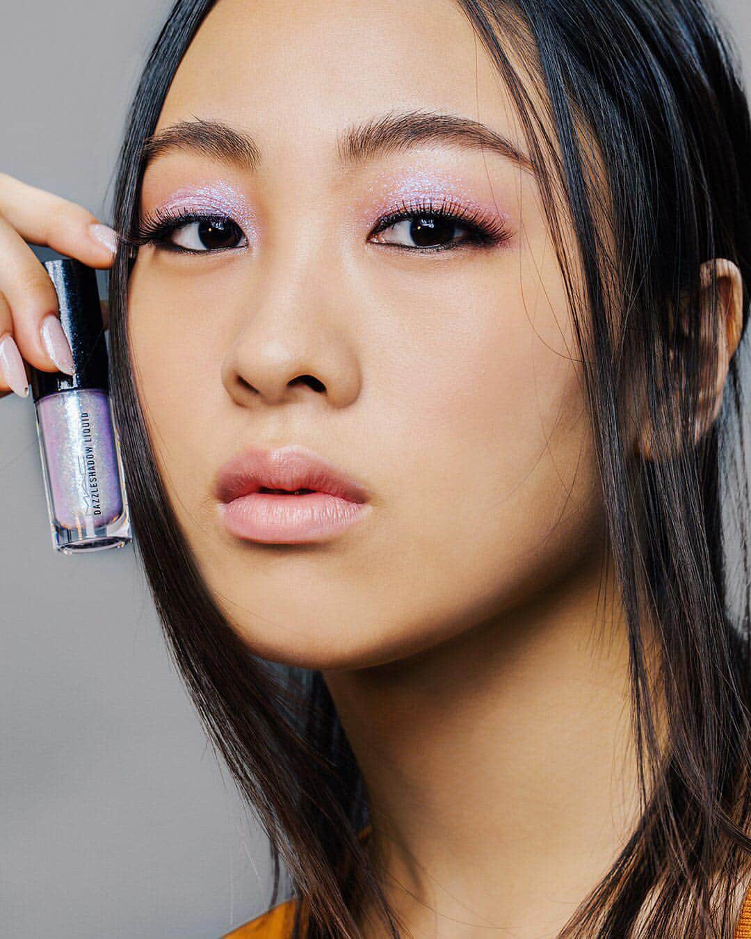 M∙A∙C Cosmetics Japanさんのインスタグラム写真 - (M∙A∙C Cosmetics JapanInstagram)「⠀ 待望のリキッドアイシャドウが新発売！ lol mocaさんはトレンドのホログラフィックカラーをチョイス！  #MACDazzleShadowLiquid ⠀ ⠀ [ダズルシャドウ リキッド] ダイヤモンド クランブルズ [リップスティック] シャイガール ⠀ ⠀ model @moca_lol @lol_official_avex makeup @rumikoikedaharrismakeup hair @goutsugihair photographer @takaki_iwata art direction @aiaizm ⠀ ⠀ ⠀ ⠀ ⠀ #MACDazzleShadowLiquid #MACCosmeticsJapan #MACコスメ #MACCosmetics #MAC #コスメ #メイク #アイシャドウ #アイメイク #ダズル #キラキラ #ラメ #グリッター #トレンドメイク #リキッド #リキッドアイシャドウ #ダズルシャドウリキッド #リキッド #トレンド #トレンドメイク #lol #moca #moca_lol #エルオーエル #avex #黒髪 #ホログラフィック」8月8日 21時00分 - maccosmeticsjapan