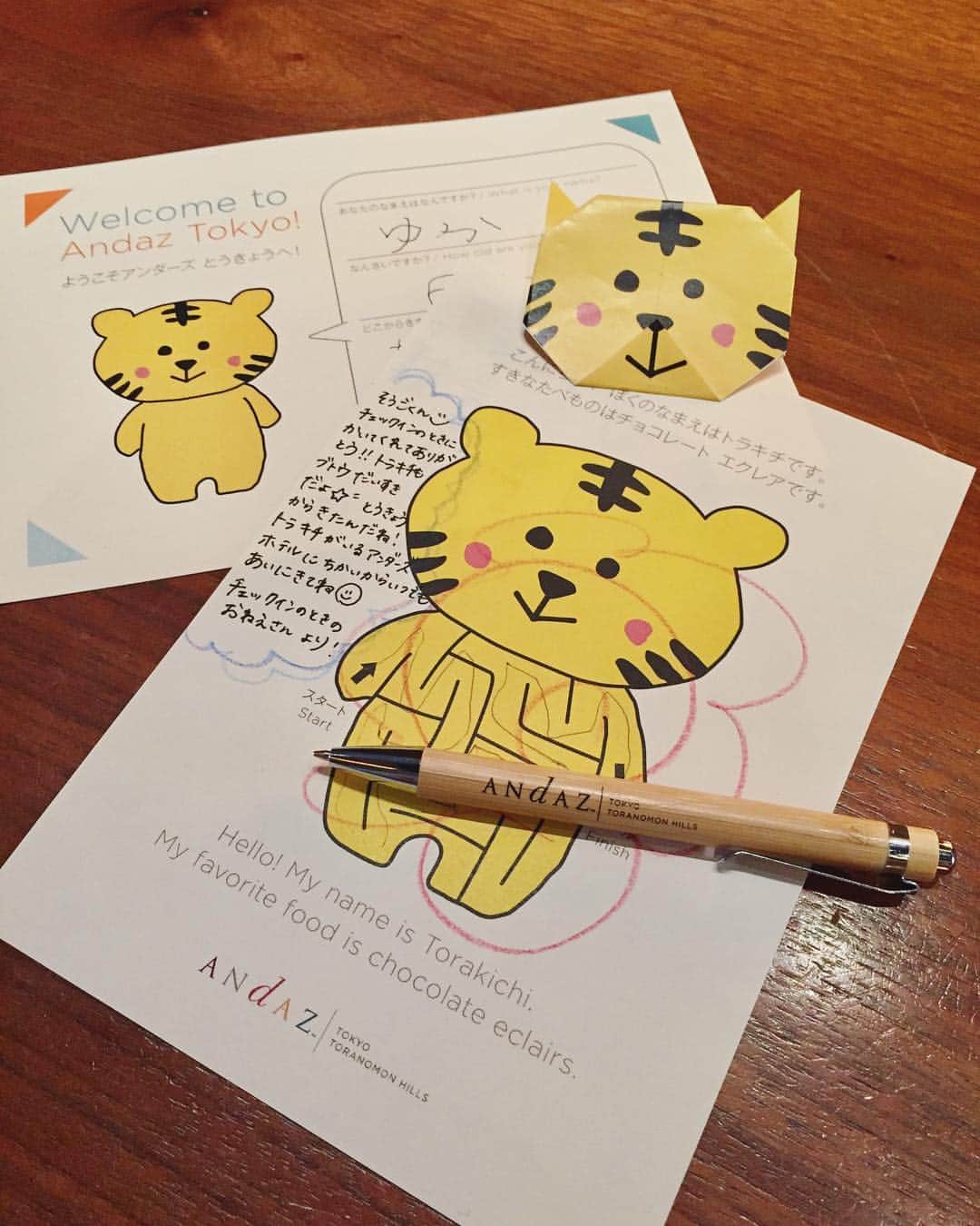 のインスタグラム：「Andaz Tokyo Family Holidays 🗼 Let the littles ones do the their own check-in with our new Kids Check-in forms! Featuring our original Torakichi mascot 🐯 the whole family can enjoy a personalized welcome experience @andaztokyo 👨‍👩‍👧‍👦 . See more about our #obonholiday Kids Eat Free #brunch -Aug 11-17 😋 https://bit.ly/2OWNGPU . 家族でアンダーズ 東京にステイ🗼 アンダーズ 東京では、夏休み期間中お子様たちがチェックイン体験をできるキッズチェックインを実施中。アンダーズ 東京のマスコット トラ吉🐯が書かれたかわいいチェックインフォームをはじめ、トラ吉折り紙やお子様用のレストランメニューも充実しています🐯 . 8/11-17限定で、お子様無料でお楽しみいただけるお盆スペシャルブランチも開催中🍽詳しくは下記のリンクから https://bit.ly/2B02NF0 . #origami #AndazTorakichi #andaztokyo #andaz #wheninandaz #hyatt #inahyattworld #worldofhyatt #hyattfamilies #kidsfriendly #familyvacations #familyholiday #familytravelblogger #familytravel #tokyohotel #luxuryhotel #toranomon #アンダーズ #アンダーズ東京 #東京 #虎ノ門 #アンダーズトラ吉 #お子様連れ大歓迎 #マスコット #ゆるキャラ #🐯」