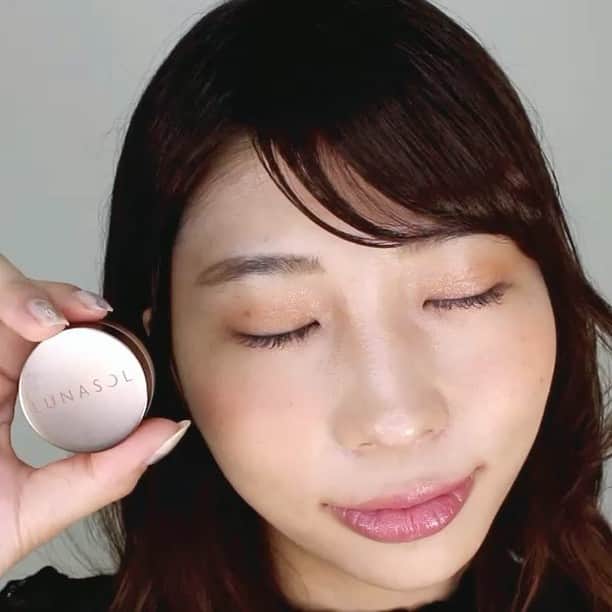 ponte_beautyのインスタグラム：「* LUNASOLの単色クリームアイシャドウ「シマーカラーアイズ」 まぶたに軽やかにフィットし、シアーできれいな艶♡ * 今回は人気色の1つ EX02 Dry Tangerineで夏メイクを作りました！ * 濃い橙色が今年の夏メイクにぴったり！ ヘルシーでほんのりセクシー♡ * Model @mizuike_aika * ①シマーカラーアイズをアイホール全体に ②シマーカラーアイズを下瞼全体に ③同系色のオレンジ系のチークを ④シアーな赤グロスで仕上げ * ▼使用アイテム▼ ①② LUNASOL シマーカラーアイズ EX02 Dry Tangerine 2,500円（税抜） * ③TV&MOVIE モイストミネラルクリームチークUV SPF50+ PA++++ 02 ベビーオレンジ * ④24h cosme 24 ミネラルリップグロス 01 パッションレッド * PONTEビューティー 〓〓〓〓〓〓〓〓〓〓〓〓〓〓〓〓〓〓〓〓〓〓〓 #ponte_beauty みなさんの簡単にできる ヘアアレンジ・ネイル・メイク術の美容情報を 是非タグ付けして教えてください♡ 〓〓〓〓〓〓〓〓〓〓〓〓〓〓〓〓〓〓〓〓〓〓〓 * #lunasol #ルナソル #ルナソルアイシャドウ #シマーカラーアイズ #アイシャドウ #クリームアイシャドウ #クリームシャドウ #アイメイク #アイメイク動画 #シアー #透明感 #ツヤ #艶 #オレンジメイク #オレンジシャドウ #夏メイク #夏コスメ #デパコス #メイクアップ #メイク動画 #メイク大好き #コスメ動画 #コスメ紹介 #コスメ大好き #コスメ好きさんと繋がりたい #メイク好きさんと繋がりたい #美容好きな人と繋がりたい #美容 #化粧 * ※タグ付けに関しまして※ PONTE指定のタグ付けを頂いた方の画像を使用しております。 使用範囲に関しましては、PONTE利用規約に記載してますので、ご承諾の上タグ付けをお願い致します☺︎ https://ponte.jpn.com/term * ・本動画は、効果・効能を示すものではありません。また、動画内で使用している商品の販売元・製造元とは一切関係ございません。 ・肌や身体に異常を感じたときはすぐに商品の使用を中止し、皮膚科専門医等にご相談されることをおすすめします。 *」