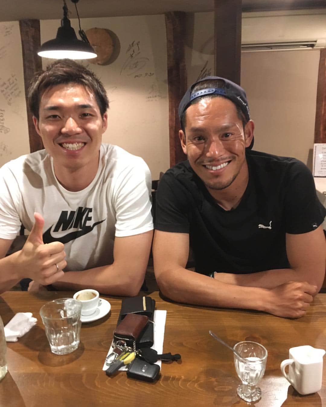 津田知宏のインスタグラム：「信州ブレイブウォリアーズ 三ツ井利也とお友達になりました！ 行きつけのお店で お互い一人飯の中 紹介してもらい！！笑  #信州ブレイブウォリアーズ #三ツ井利也 #長野パルセイロ #津田知宏」