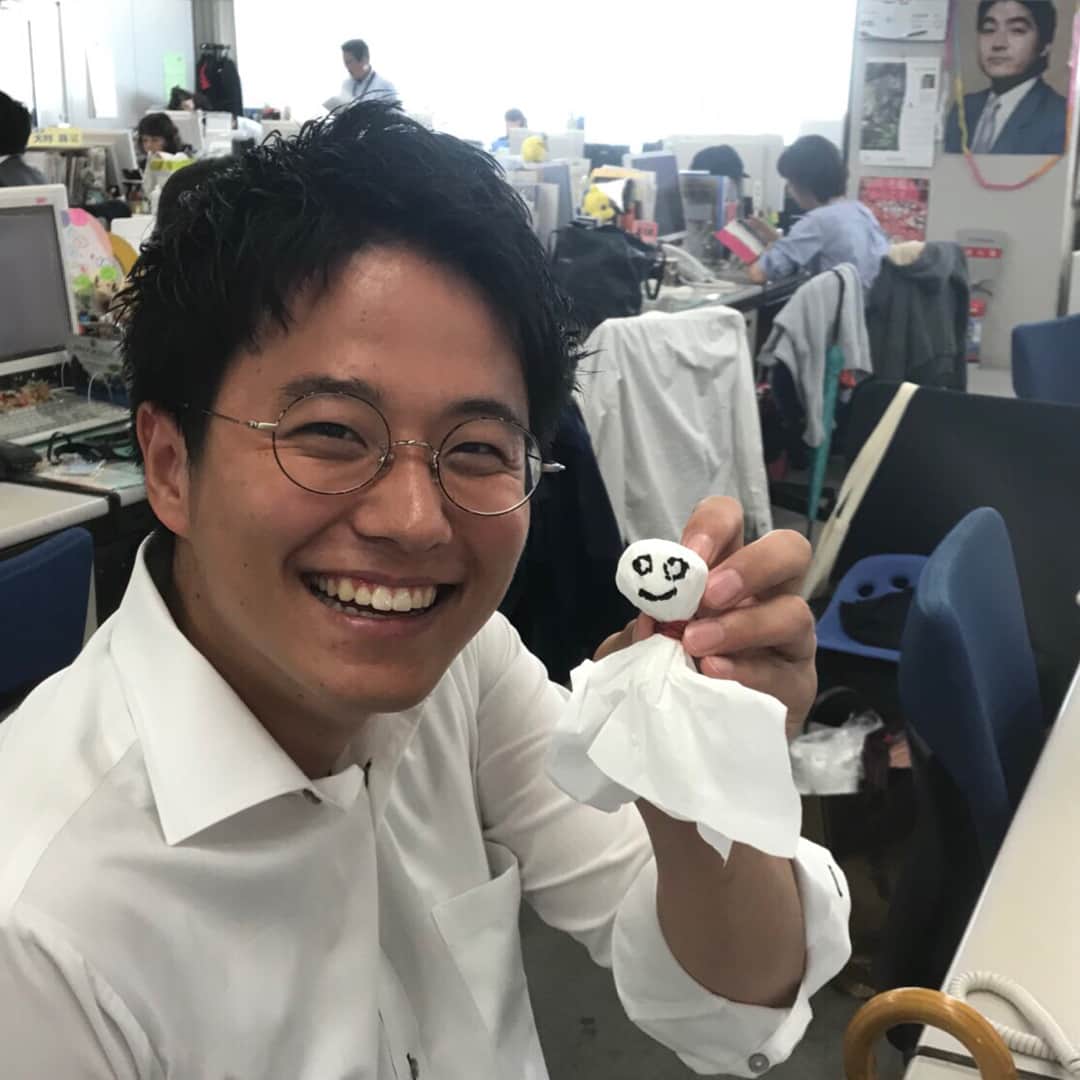 フジテレビアナウンサーのインスタグラム：「本日の野球中継でヒーローインタビュー担当！ しかし、台風の影響で雨が…  鈴木芳彦アナウンサーの助言で、てるてる坊主作りました！ 何年振りだろう  アナウンス室の窓に貼り付けました！  雨止みますように！！ みなさんも台風にお気をつけください。  #カメラマンは、すーさん #黒瀬翔生 #フジテレビアナウンサー」