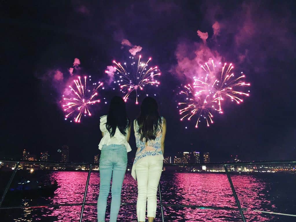 岡本麻佑のインスタグラム：「. 海の上から🤩花火めちゃめちゃ綺麗でした🎆💕#みなと神戸花火大会#お祭り#夏休み」