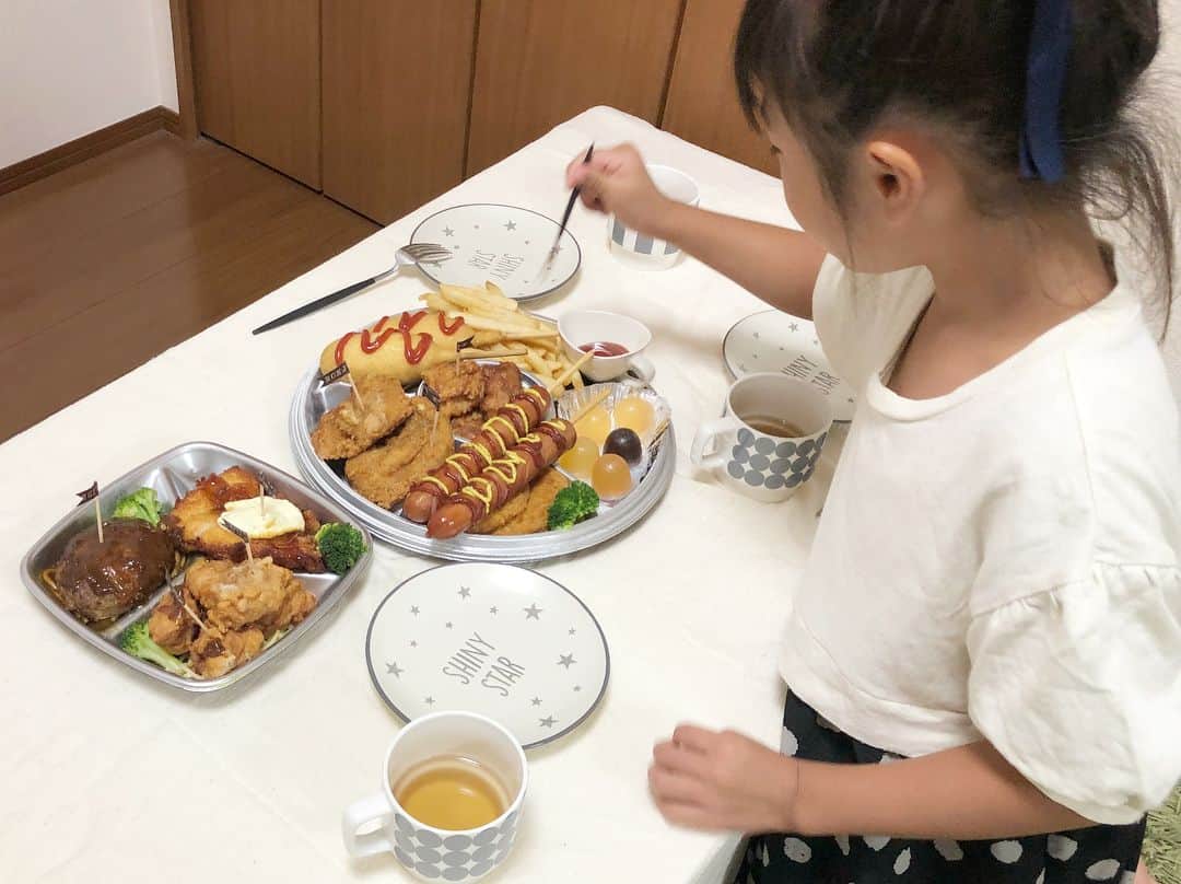 Kikuno Sayumiさんのインスタグラム写真 - (Kikuno SayumiInstagram)「〻NO kitchen day〻 ・ ・ 🍽 ・ ・ ほっかほっか亭では、主婦が家事をしない日「ノーキッチンDay」を応援しているそう🙌 ・ ということで、家族でスナックセットを買ってゆっくり楽しい時間を過ごしたよ😁 ・ ・ 娘は、いつもこんな豪華なごはんがいいな〜と言っていた😂 ・ ・ たまには楽して、息抜きするのってすごく大事な気がするなぁ ・ それと、働く女性の本音が詰まった「家事十戒」のパンフレットは一部直営店でもらえて、限定１００部の激レア品らしい！！ ・ 家事あるあるが見てて楽しくてほとんど共感…😂✨✨#旦那にも読んでもらおう ・ ・ ・ #PR #ノーキッチンデー #ほっかほっか亭 #家事十戒#オードブル#スナックセット#働くママ #働く女性」8月8日 13時20分 - sayumikikuno