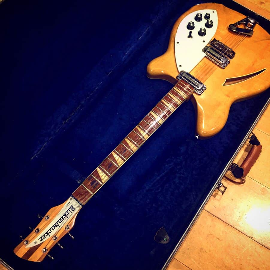 渋谷龍太さんのインスタグラム写真 - (渋谷龍太Instagram)「ピンボーカルがRickenbackerを手に入れた。  #Rickenbacker #superbeaver #語呂がいい」8月8日 13時34分 - gyakutarou