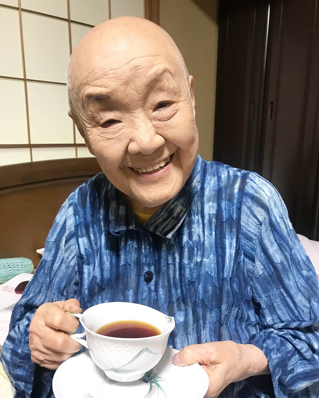 瀬戸内寂聴のインスタグラム：「私は毎日コーヒーを飲みます☕️. 朝起きてすぐコーヒーを飲みます。お砂糖もミルクも入れません。豆から自分でひきます。. . カプチーノは秘書のまなほがいれてくれます。やり方は絶対教えてくれません。😂. . . 私が昼寝をしている間にまなほに落書きされていました！私の膝小僧に😴 #インスタ23回目 #瀬戸内寂聴 #コーヒー #今日は涼しいですね」