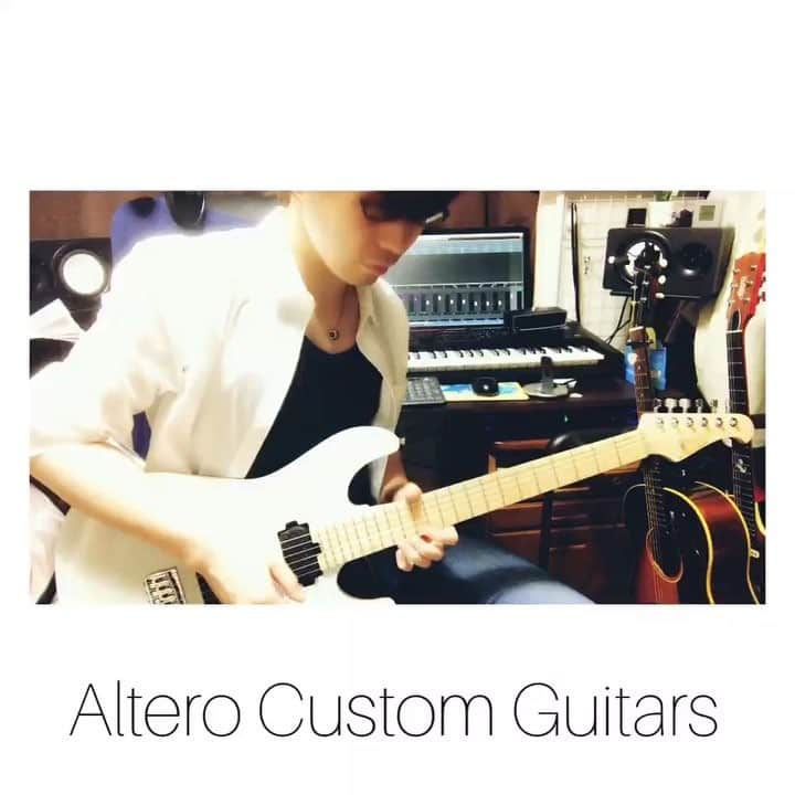のインスタグラム：「ただのギターの自己満足動画です🎥🎸 新しいギターは弾けば弾くほど魅力が感じられて、なんというかそのー、あのー、あれです。もう言葉に出来ないんですけど...スケベな感じなんです💕笑 ＊ 最近ストーリーとかでギターを弾く姿をあまり出してなかったので、ちょっと撮ってみました。笑 自慢のギターちゃんたちをこれからもどんどんアップしていきますよ‼️✨ でもインスタじゃ本当のギターの良さが全て伝わらないので、是非ライブに来てくださいね🤗 ＊ 以上ギター小僧でした。 ＊ #Qyoto #TSUCHIYA #guitar #Altero #custom #Instagram #japan #movie」