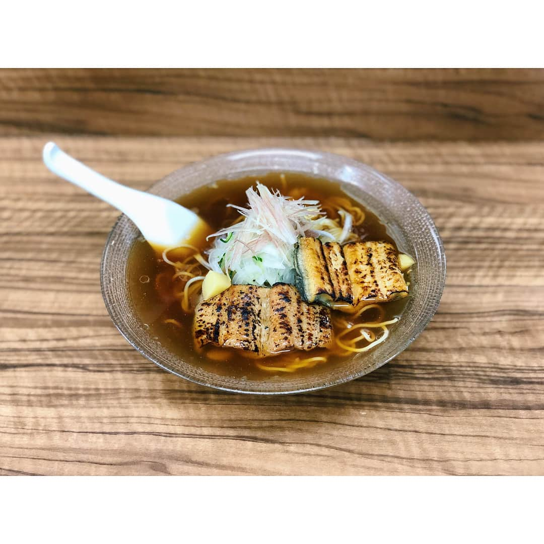 的場絢香さんのインスタグラム写真 - (的場絢香Instagram)「#20180808 夏限定の… うなぎラーメン！！ * うなぎを煮込んでとった出汁、 つるっとした冷たい麺に、 白焼きと煮鰻のトッピング。 * 食べてびっくり。 あっさりしてて美味しい！！ うなぎと麺、合うーーー！ * ひんや〜りとした鰻めんを食べて、 暑い夏を乗り切りましょー！ (8月末まで。) * 放送終わってすぐにお店に来られたカップル、 違うところにご飯に行く途中、 テレビ見てここに来ましたって。 嬉しかったです！！ ありがとうございました♬ * CMのQカットのとき、 どんなラーメンでしょう？ってことで ハテナをうなぎにしてみたよ〜。 (我ながら上手に書けました✌︎笑) _________________________________ #石川さんプライムニュース #石川テレビ #プライムニュース #中継 #麺や福座 #FUKUZO #うなぎ  #うなぎラーメン #ラーメン #鰻めん #食べてみて  #びっくりするけど #とっても美味しい #🍜」8月8日 22時29分 - ayaka_matoba