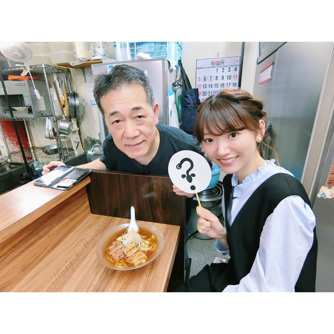 的場絢香さんのインスタグラム写真 - (的場絢香Instagram)「#20180808 夏限定の… うなぎラーメン！！ * うなぎを煮込んでとった出汁、 つるっとした冷たい麺に、 白焼きと煮鰻のトッピング。 * 食べてびっくり。 あっさりしてて美味しい！！ うなぎと麺、合うーーー！ * ひんや〜りとした鰻めんを食べて、 暑い夏を乗り切りましょー！ (8月末まで。) * 放送終わってすぐにお店に来られたカップル、 違うところにご飯に行く途中、 テレビ見てここに来ましたって。 嬉しかったです！！ ありがとうございました♬ * CMのQカットのとき、 どんなラーメンでしょう？ってことで ハテナをうなぎにしてみたよ〜。 (我ながら上手に書けました✌︎笑) _________________________________ #石川さんプライムニュース #石川テレビ #プライムニュース #中継 #麺や福座 #FUKUZO #うなぎ  #うなぎラーメン #ラーメン #鰻めん #食べてみて  #びっくりするけど #とっても美味しい #🍜」8月8日 22時29分 - ayaka_matoba