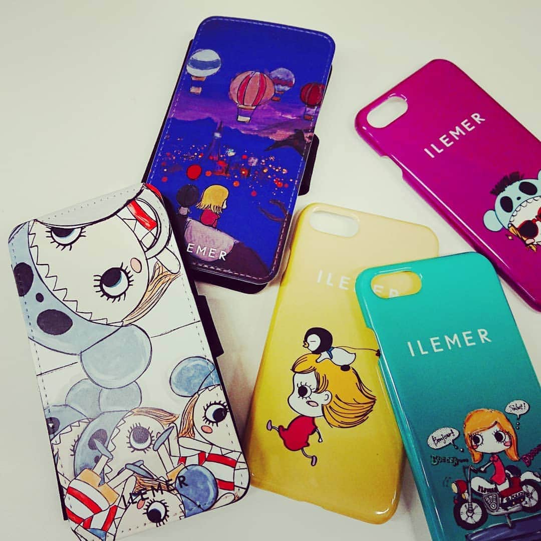 のインスタグラム：「フォトジェニックなスマホケース * * * #イルメール#ilemer #iPhoneケース #手帳型スマホケース #雑貨#小物 #フォトジェニック #インスタ映え #ビタミンカラー #art#アート #ネオンカラー #イーマリーちゃん #イーマリーちゃん着ぐるみ #着ぐるみUFOキャッチャー #キャラクター #マスコット #イルメール島の世界 #スタジオアタオ #オンラインショップ 🐸iPhoneケース¥2980(税抜) 🐧🎈手帳型スマホケース¥3980(税抜)」