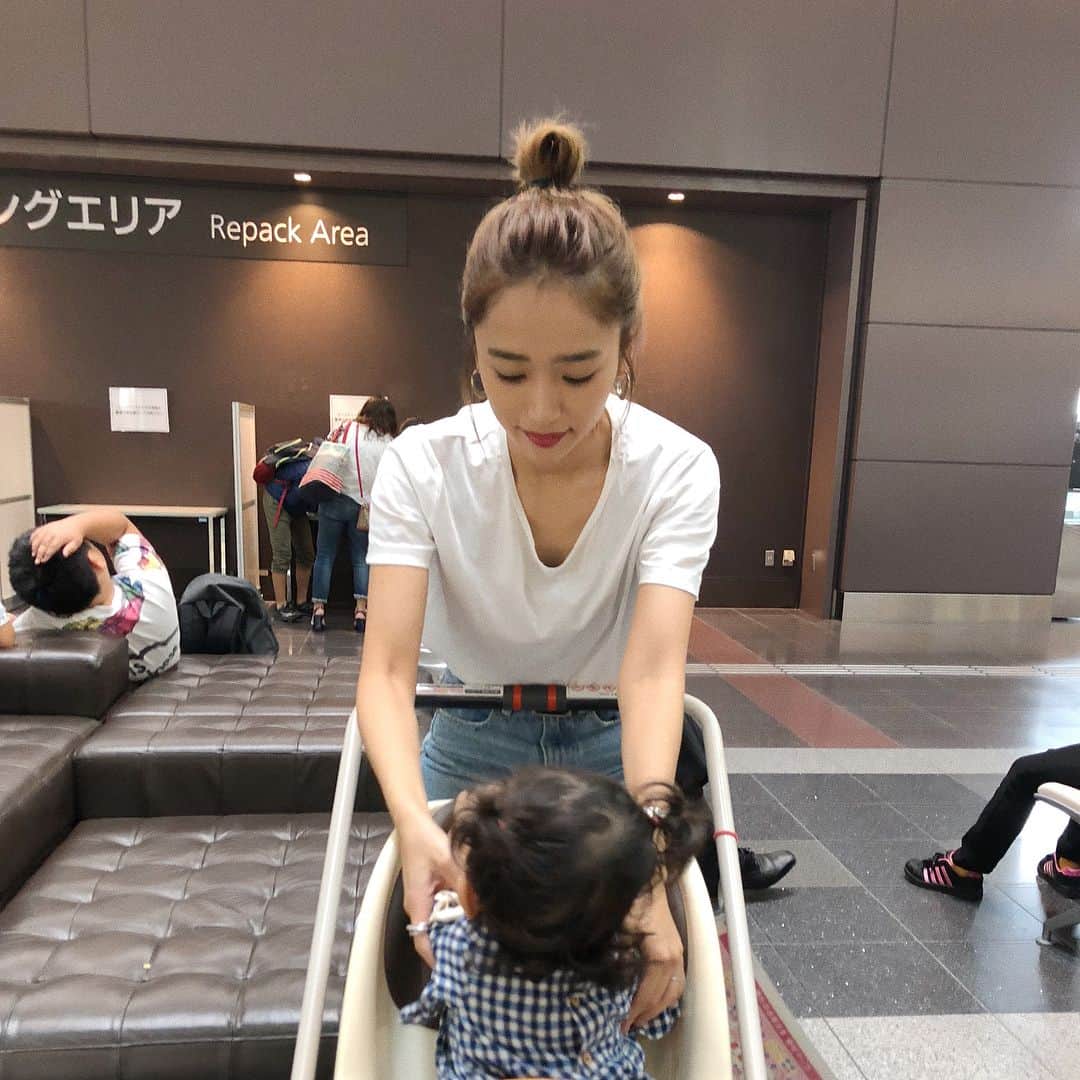 近藤千尋のインスタグラム：「空港にて。。。✈️ 岡山でお仕事なので ついでに帰省です🏠✨ パパさんは後日合流。。💖 お見送りありがとう☺️ デニムに白Tは永遠に好きだ🌈💯」