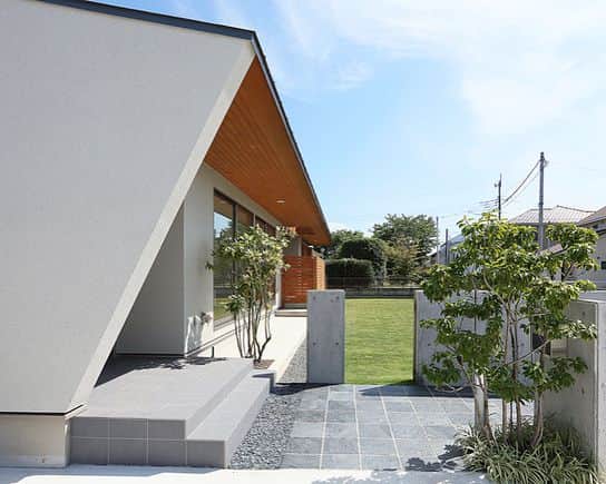 feve casaのインスタグラム：「雨落ち溝のある外観。庭も広々の「K-HOUSE」。 LDKにはタタミコーナー、家事・PCデスク、小さなパントリー、ピアノスペースなどが併設されています。 床はカバザクラ、壁は漆喰など自然素材を使い、シンプルでやわらかい印象の木の家になっています。 設計：磯貝地域建築設計事務所  #家づくり #外観デザイン #芝生 #プロフィールから飛べます  #実例多数 #設計事務所 #フェブカーサ  #リビングルーム #インテリアデザイン」