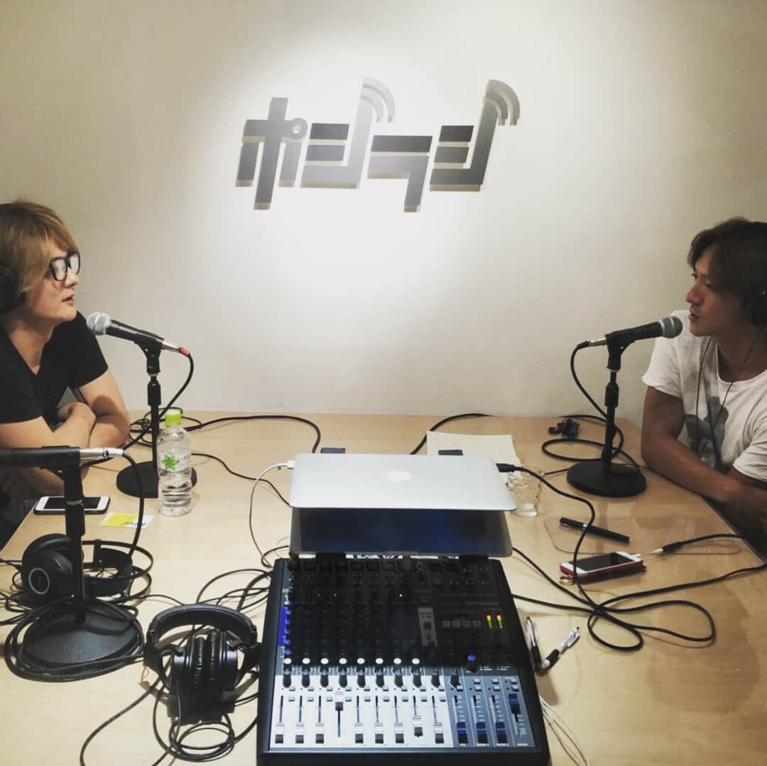 KAZUAKIのインスタグラム：「ゲストで呼ばれて行ってまいりました笑 マロ君がやってるラジオ番組。放送日は改めてお知らせします。 #ポジラジ #ラジオ #内山麿我 #渋谷スタジオ」