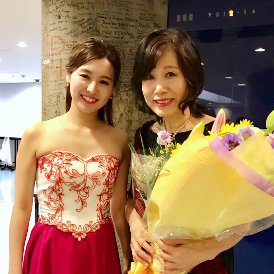森本麻衣のインスタグラム：「With prof. Emiko Harimoto❣️ 昨日は Festa Harry2018🎹 〜播本枝未子先生退任記念コンサート〜 . 本当に播本先生のエネルギーはすごいです。 先生を、多くの方々が慕っている理由が心から分かります✨ 本番の演奏も最高に楽しかったですね👍 この度はおめでとうございます🎉 . . . #piano#pianist#tokyo#maimorimoto#teacher#concert#dress #🎹#🎼#👗 #森本麻衣#播本枝未子先生#フェスタハリー#おめでとうございます#ピアノ#ピアニスト#コンサート」