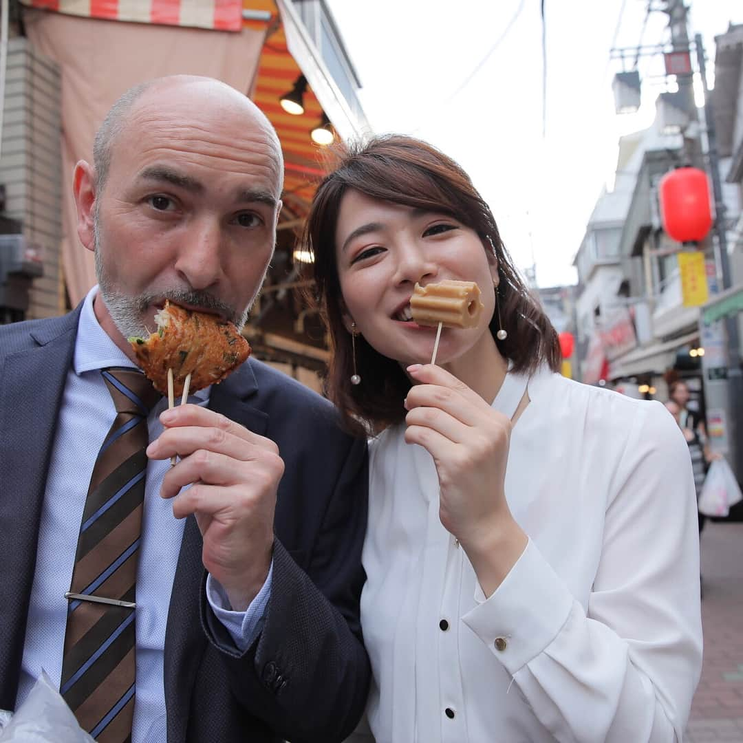 石井里奈さんのインスタグラム写真 - (石井里奈Instagram)「こんはんは☺️💕 . 今夜の投稿は里奈ログ🙋‍♀️🍢 おでん🍢だよ☺️💕 . 砂町銀座の老舗のおでん屋さんへ😌💕 下町ならではの気兼ねない会話をしながらお買い物する感じが素敵😌😳❤️ . . たくさんおでんの種類があって迷っちゃう😂💕のでおでん串にしてもらったよ♥️ . 観光案内しているはずがすっかり自分も楽しむ私😂🍢笑 . みなさんおでんの具で一番好きな具はなんですか？🙋‍♀️ . わたしは、小さい頃からちくわぶ！笑 . 昔からもちもちしたものが大好きなの😘 . 昨日今日とちょっと肌寒い日が続いてるので久々に今夜はお家でおでんなんていかがでしょ🤗？💐 . 東京は台風ですごい雨と風です😭 みなさん帰り気をつけて帰ってね😭 . 今日もおつかれさまでした♥️ . #food #instafood #おでん #oden #japanesefood #japanese #japan #下町 #砂町銀座 #🍢 #lakrassesumida #asakusa #浅草 #散策 #食べ歩き #観光 #sightseen #trip #travel #おやつ #lunch #ランチ #旅行 #tokyo #ちくわぶ #こんにゃく#happy #smile #もぐもぐ女子」8月8日 18時47分 - ri7tin1025