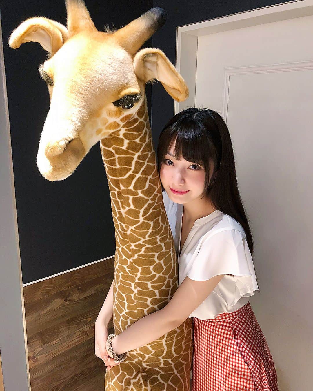美音咲月さんのインスタグラム写真 - (美音咲月Instagram)「🍓 キリンさんいらっしゃったからしがみついてみたよ。笑 ・ ・ 動物園いきたいなぁ。いきたいですよねぇ。 ・ ・ ・ #動物園 #キリン #仮面女子 #美音咲月」8月8日 19時08分 - satsuki_miwa