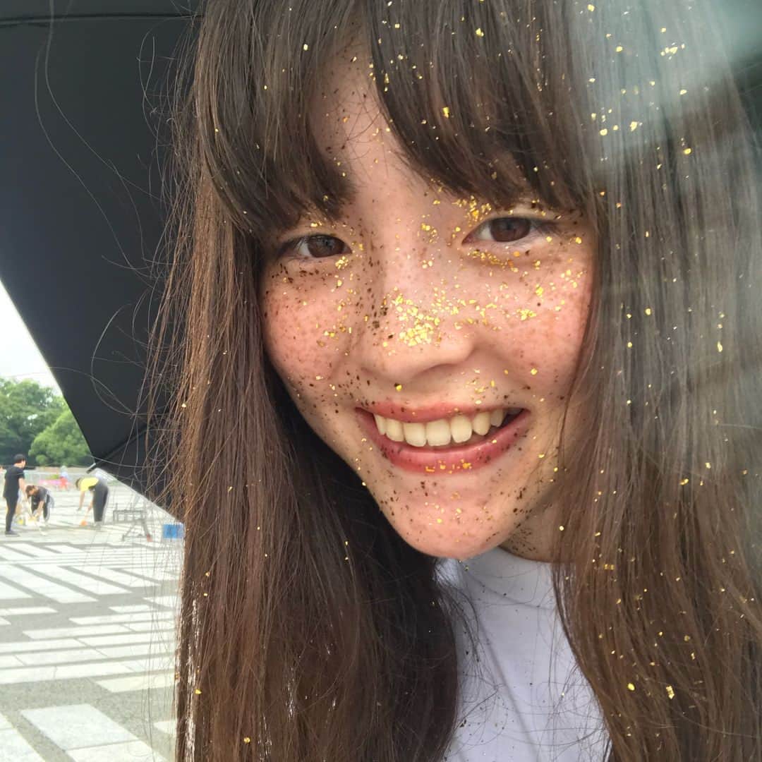 モトーラ世理奈さんのインスタグラム写真 - (モトーラ世理奈Instagram)「鼻の穴の中までキラキラ⭐️🧚🏼‍♀️ I got glitter freckles🧚🏼‍♀️✨」8月8日 19時13分 - sereeeenam