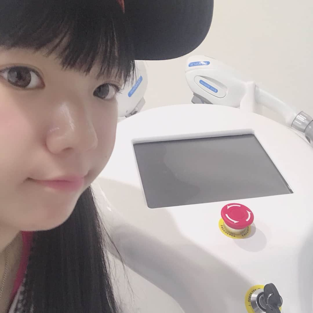 長澤茉里奈さんのインスタグラム写真 - (長澤茉里奈Instagram)「この間、GENKINGさんが イメージモデルの脱毛サロンSASALAにいってきたよ！ . . 全身脱毛が60分で終わっちゃうっていうスーパーミラクル！ 施術中も全く痛くなくて心地よくてお昼寝してしまった。笑 . . そしてとってもツルスベになりました〜 💖💖感謝💖💖💖💖 . . 8月は、トリプルキャンペーンをしてるみたいで、、、 . . 初月8800円が0円！ . 小顔矯正サロンQpuの無料チケット まりちゅうがいつも通ってるところです！ . . そして、なんと！ 昨日から脱毛を無料体験できちゃう箇所が増えたみたい！ ハンド、ひじ下、ひざ下、ワキ、背中上の５箇所から選べちゃうんだって！ . . お肌の露出が多いこの時期にワキとか背中とかできるのはおトクだよね！ しかも、この体験脱毛ができるのはこの"SASALAだけ"みたいだからチェックしてね💖💖 . 今は新宿、銀座、渋谷に店舗がありこれからどんどん増えてくみたいなので熱いですね💖💖 みんなもツルスベなろーぜ☆彡. . .  #脱毛サロン #エステ脱毛 #脱毛 #美肌 #SASALA #ササラ  #新宿 #銀座 #渋谷 #SHR脱毛 #ISハイブリット脱毛 #セルフホワイトニング  @sasala_official」8月8日 19時48分 - marinanagasawa1008