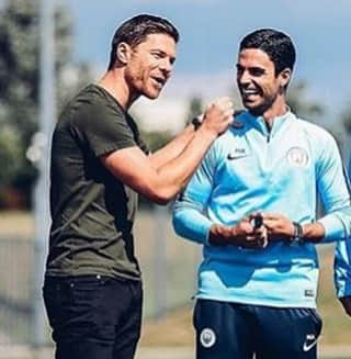 ミケル・アルテタのインスタグラム：「Pleasure having my old friend @xabialonso visiting today #mancity #trainingsession #nicevisits #mikelarteta #xabialonso」