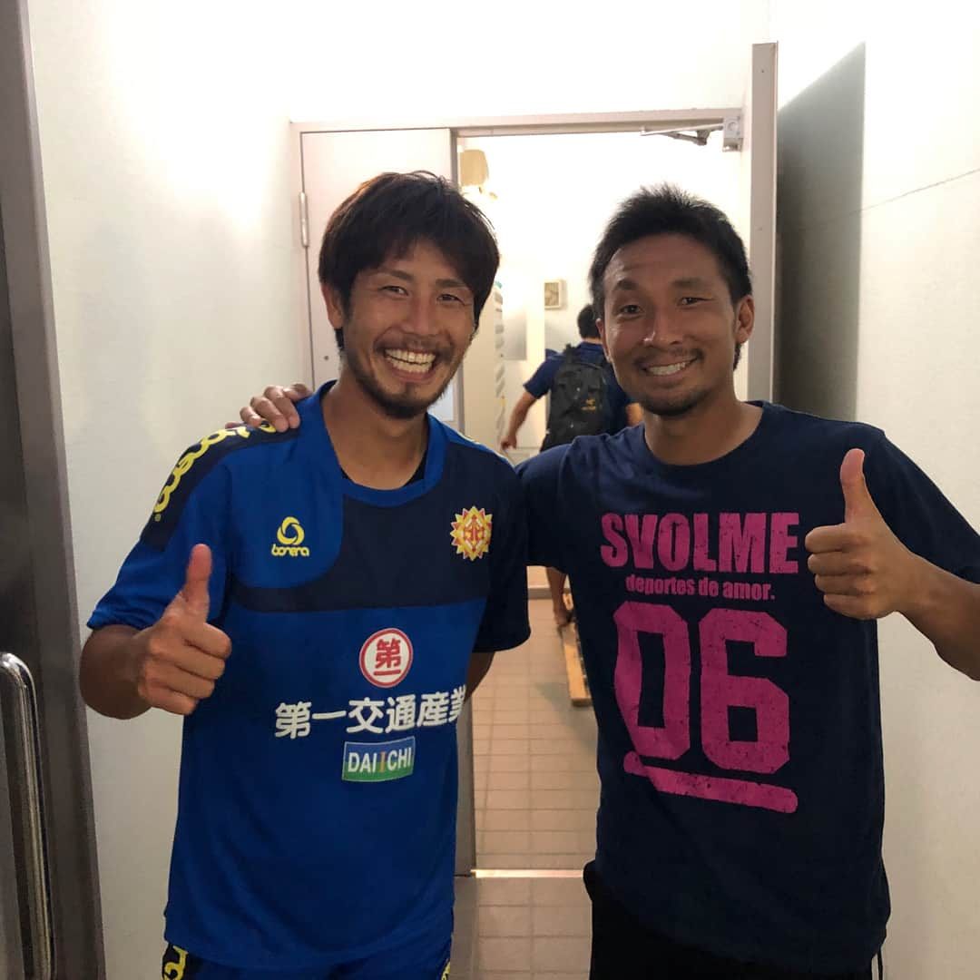 太田康介さんのインスタグラム写真 - (太田康介Instagram)「今日は北九州とＴＭ！  ザスパ草津チャレンジャーズチームからトップに這い上がって、今もプロ選手として続けている有薗君と！ ＊ なんと町田にも在籍していたとか！ そして当時自分がチャレンジャーズチームにいた時、草津温泉の大滝乃湯で働かせてもらったんだけどなんと有薗君も同じ大滝乃湯だったとか！！ いろいろ共通点があってなんとなーく親近感が勝手に沸いてました。 まあ俺はトップでプロ契約は出来なかったんだけど。笑 ＊ その時の草津の監督で今は北九州の強化をやっている佐野さんにも会えて挨拶させてもらいました！ ＊ あの頃のギラギラした気持ちを忘れずにこれからもサッカー界にしがみついて行きたいと思います！！ ゾノ頑張るぞー！！ 2枚目は12年前の写真。笑  #ザスパ草津チャレンジャーズチーム #ザスパ草津群馬  #fc町田ゼルビア #ギラヴァンツ北九州 #FC今治 #有薗真吾 #太田康介 #大滝乃湯」8月8日 22時39分 - kosukeota.7