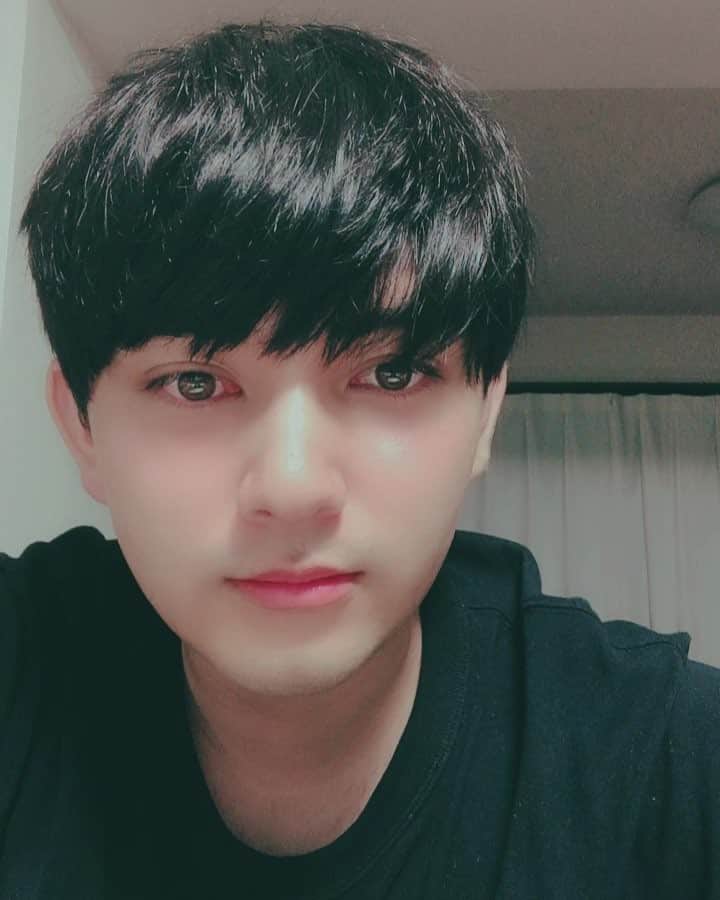 Tommyのインスタグラム：「なんでこんなに…… #selca #selfie #selfietime #selstagram #me #instapic #instaboy #셀스타그램 #셀피 #셀프 #셀카 #나 #얼스타그램 #뷰스타그램 #일상 #데일리룩 #데일리 #自撮り」