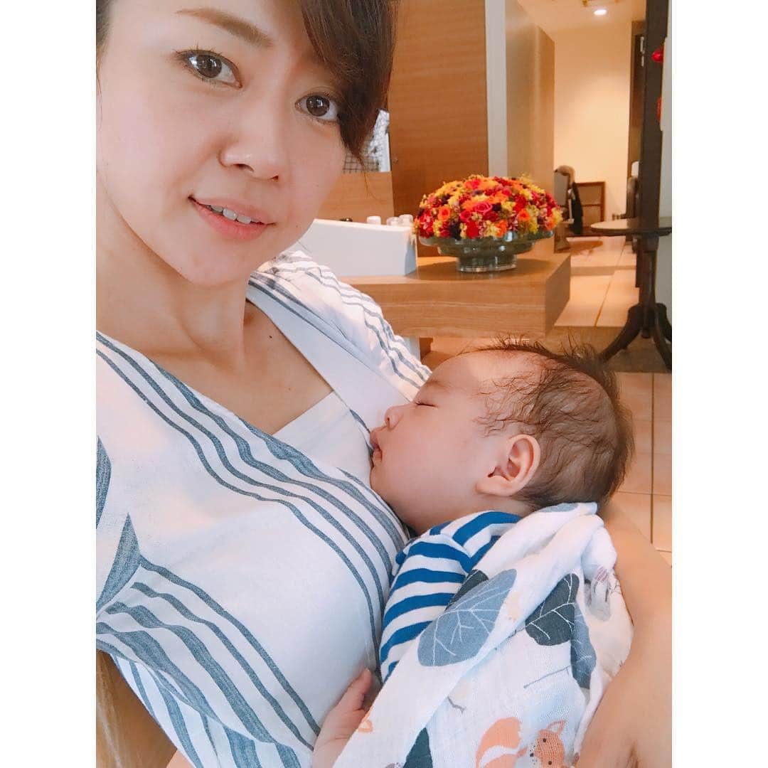 吉武史 吉竹史さんのインスタグラム写真 - (吉竹史Instagram)「ジワジワ寝ていく瞬間がなんとも言えないくらい愛おしかったけど、次男くんがサキさんに顔や目がそっくりなので、たまに二度見した😂  あれ？なんでサキさん抱っこしてんだっけ？ みたいな😂 #天使爆睡 #母の方みたら ...