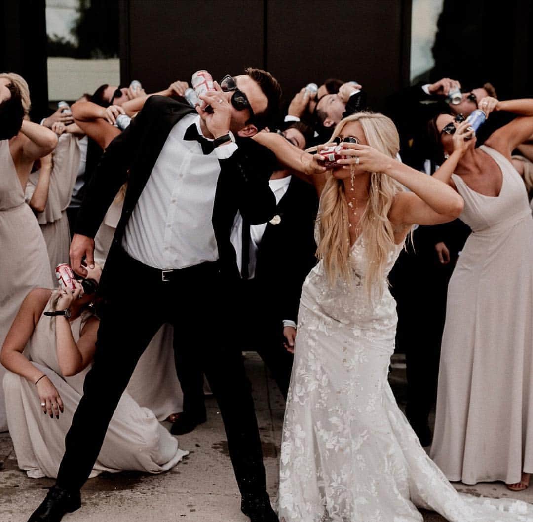 WEDDING APPARELのインスタグラム：「Squad goals 🍻🍻 @brideside  @wynwileyphoto 📸📸」
