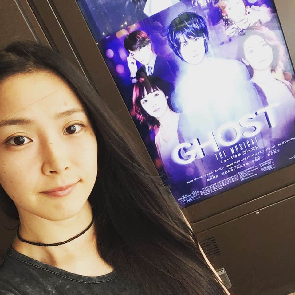 小林由佳さんのインスタグラム写真 - (小林由佳Instagram)「GHOST この間観に行かせて頂きました☺︎ 最近舞台観れてなかったからドキドキワクワク☺︎ くみさん、浦井君、そうちゃん、ゆーき。そして大好きななおいを目で追う私でした♪皆様も是非ー！！ #ghost #シアタークリエ #観劇」8月9日 1時30分 - ykp_qkb