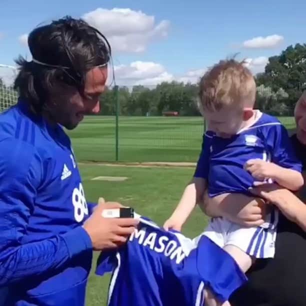 ホタのインスタグラム：「Was good meet you today Mason , I hope you enjoyed 🔵⚪️ . . . . . . #kro #birminghamcity #football #trainingday #trainingground #Mason」