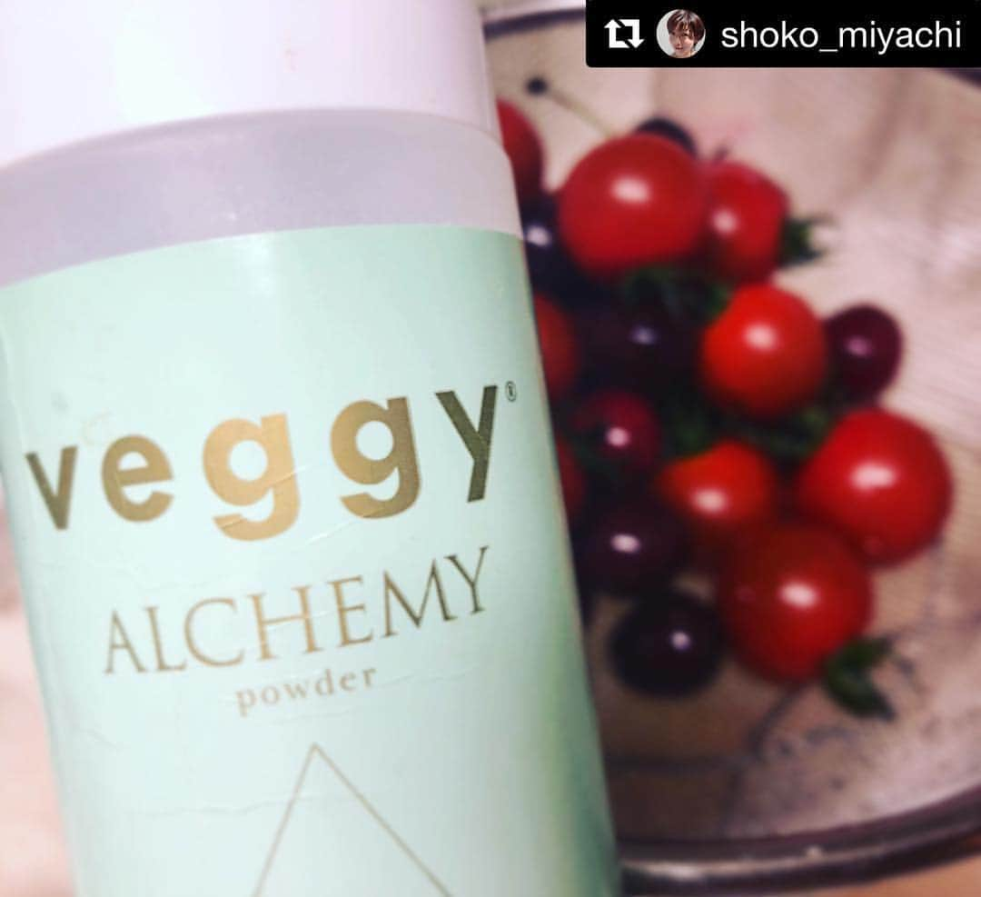 veggy_ambassadorさんのインスタグラム写真 - (veggy_ambassadorInstagram)「#Repost @shoko_miyachi with @get_repost ・・・ 野菜を洗う🍅🍒 毎日お弁当に入れてとリクエストのあるミニトマトとチェリー。 つけ置き洗いしたときは、びっくり👀しますね。 子供の体は、大人より小さいから体内での農薬ウェイトが高くなりがち。 成長過程で食べ盛りの子供の体作り、しっかりサポートしたいですね。  #野菜を洗う洗剤 #アルケミー #alchemy #ホタテの貝殻の粉 #お弁当 #育児 #育ち盛り #子供 #家族の健康 #veggy公式アンバサダー」8月9日 4時54分 - nadeshiko_official_shop