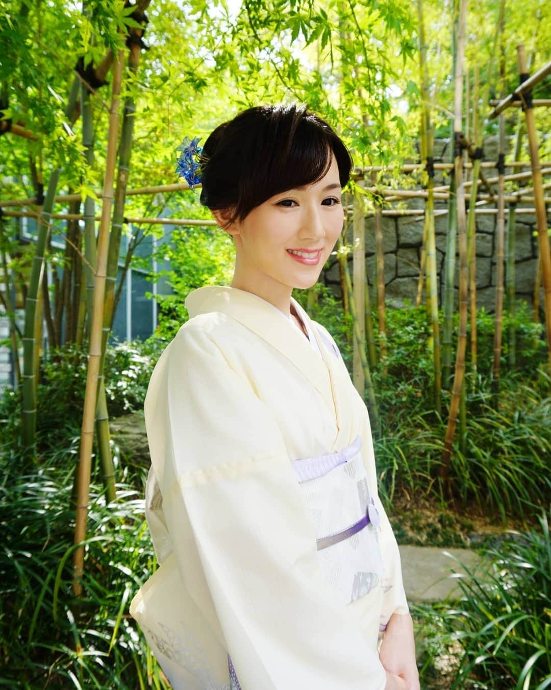 谷中麻里衣さんのインスタグラム写真 - (谷中麻里衣Instagram)「Kimono for summer 🌻 . 透け感のある絽のお着物✨ . 白い帯に藤色の帯揚げ、光沢のある佐賀錦の帯締めを💓 暑い日だったので、涼しげに見せたくて😉 . 桔梗の簪と、流水に菖蒲を描いた団扇の帯留めは、自分で作ったの☺️ @kanzashi_marie . 暑すぎて大好きなじゅんさいスープを断念し、冷たいサラダに🥗 生ハム大好き😍 . #着物 #きもの #和服 #和装 #着物コーディネート  #絽 #帯 #帯揚げ #帯締め #帯留め #佐賀錦 #簪 #髪飾り #着物ヘア #麻里衣きもの」8月9日 10時06分 - marieyanaka