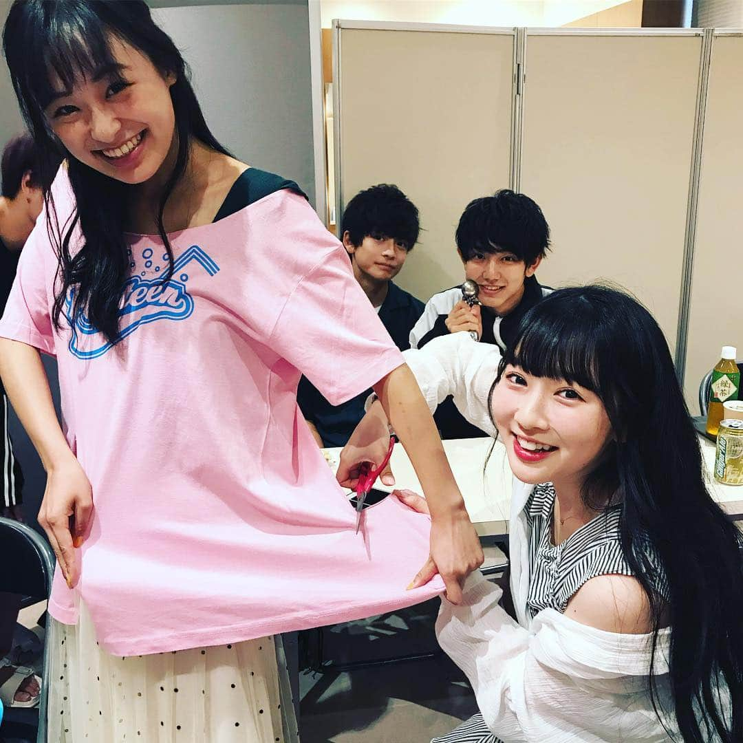 Popteenさんのインスタグラム写真 - (PopteenInstagram)「熱盛祭の控え室にて😊💕みうぴよのTシャツをプロデュースしてあげてるゆらゆら☺️❤️ 本番に備えてモデルのみんなはしっかり準備中✨ みんな楽しみにしてるよー😍❗️ #Popteen #ポップティーン #熱盛祭 #大阪 #本日開催 #ゆらゆら #みうぴよ #きいた #ふみふみ」8月9日 11時40分 - popteen_official