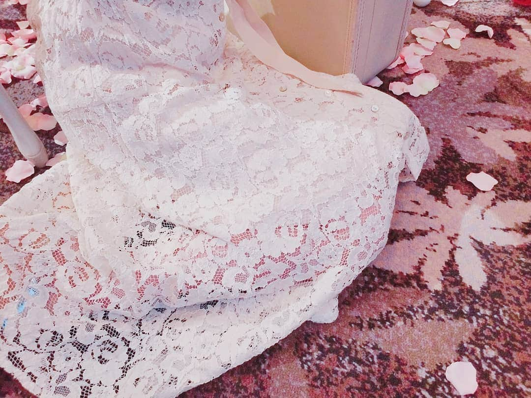 小林レイミさんのインスタグラム写真 - (小林レイミInstagram)「#jillstuart1dayuv はこの季節に嬉しいUVカット付き👁️♡目から入る強い紫外線をカットしてくれるから非着用者のわたしも夏はコンタクトいれた方がいいのかもと思った😲３色ある中でわたしが着けてるのはオリーブ色🍏イメージより発色が良くてみんなでびっくり😂💓全て色素薄い系でナチュラルなハーフ顔に近づくよ💙💙ジルのドレス着てたから雰囲気とマッチして楽しい時間だった👗💓 #jillstuartbeauty #jillstuart #ジルスチュアート #カラコン #日焼け止め #ハーフ顔 #総レース #レース #sweet #スウィートインスタ #makeup #colorcontacts #contactlens #dress #ootd #outfit #fashionpost #fitgirl #fashionbloggers #l4l #fashionph」8月9日 12時49分 - _reimi._____