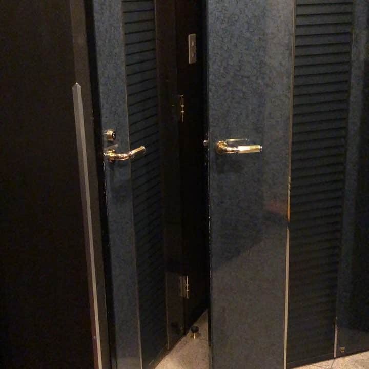 森慎太郎のインスタグラム：「トイレに入った相方にいたずらしてみました #扉の建てつけから生まれたドッキリ #出たら入り口の扉のせいでトイレの扉がロックされる仕掛け #こんなリアクションなんだね」