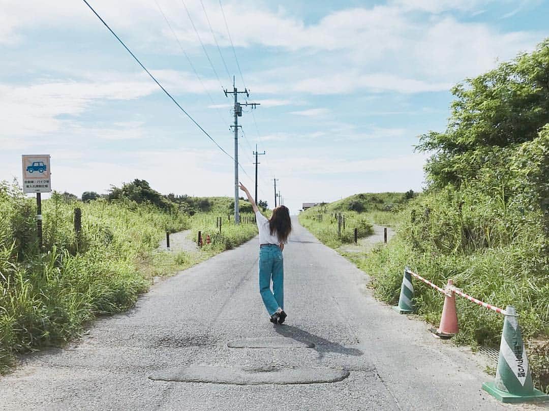 志田友美（ゆうみん）のインスタグラム：「1日1日夏が過ぎていく〜やだな〜😢🌺今年あと１回は海行きたい！！マネージャーさん宜しくお願い致します🙇‍♀️🙇‍♀️🙇‍♀️笑。あ、親知らずもあと１回抜かなきゃだったんだ、、、🤪気合い🤜🤛 #summer🌺 #bluesky💙 #road #sea #instadaily #instasummer」